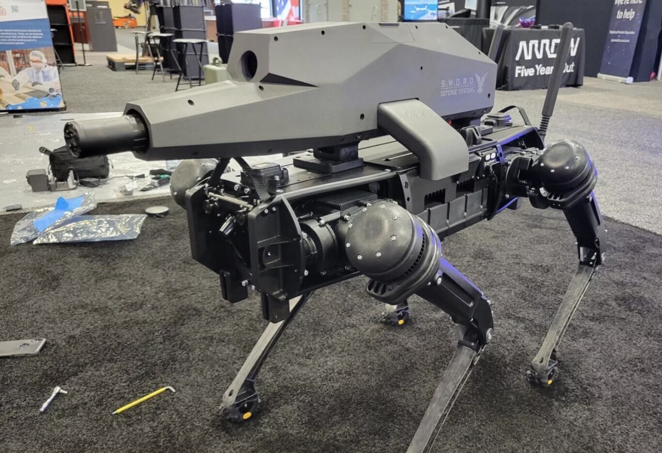 Чотирилапі снайпери: компанія встановлює снайперську гвинтівку на робота Boston Dynamics Spot